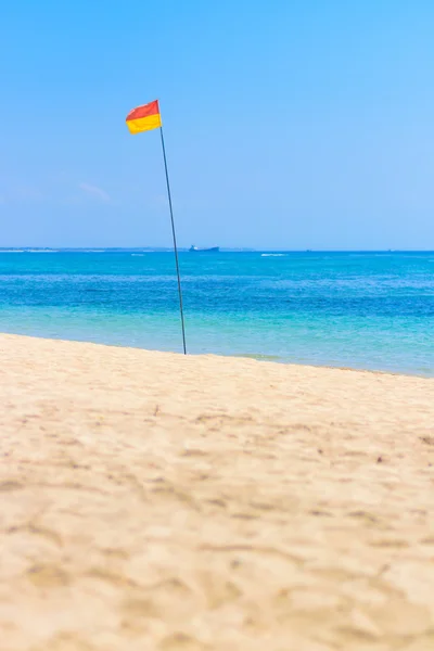 Pólo Bandeira Vermelha Amarela Praia Nbali Significa Que Essa Área — Fotografia de Stock