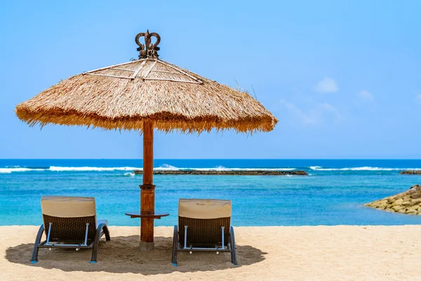 Sunshade and recliner chair on a exotic tropical beach in Bali, Indonesia. — Stock Photo, Image