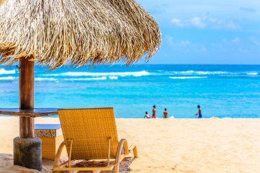 Thatched çatı plaj kulübe ile salon başkanı