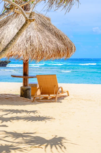 Thatched roof beach hut with lounge chair — Stock Photo, Image