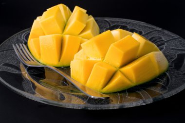 Mango siyah arka plan üzerine dilimlenmiş