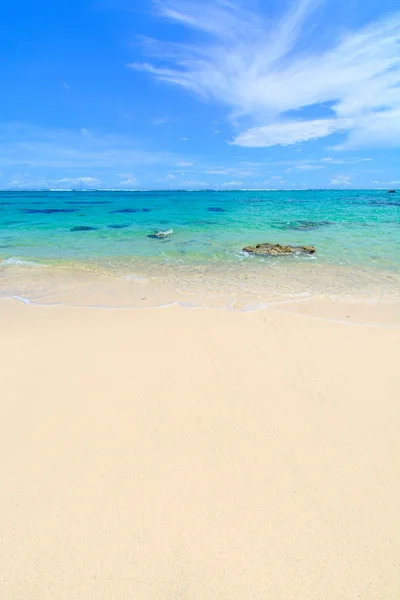 Praia de areia branca — Fotografia de Stock