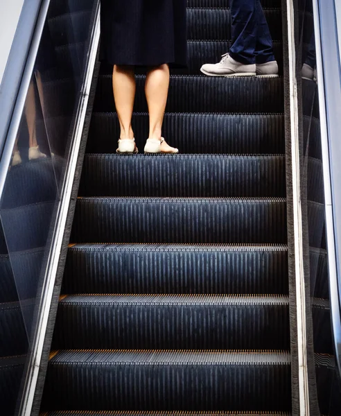 Subiendo en escaleras mecánicas —  Fotos de Stock