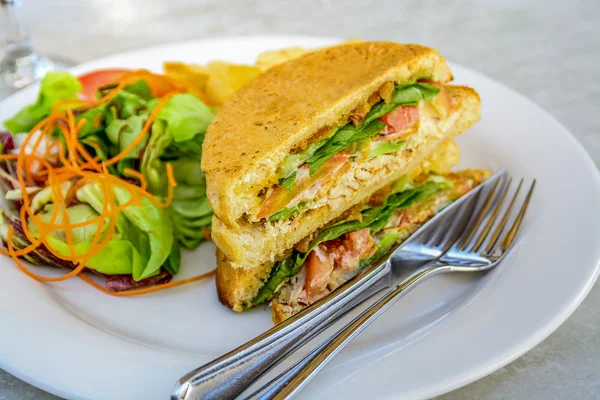 Kyckling Focaccia sandwich på vit platta — Stockfoto