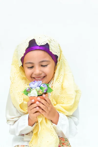 Chica musulmana sonriendo mirando falso flowepot —  Fotos de Stock