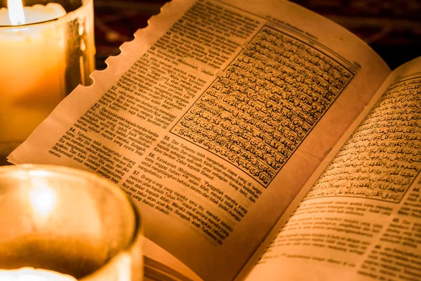 De Heilige Koran met kaarslicht. — Stockfoto