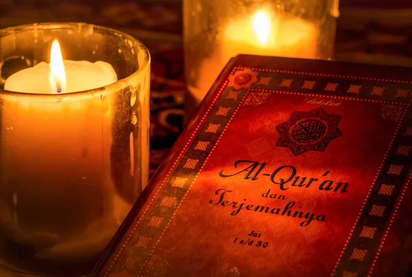 El Sagrado Corán a la luz de las velas —  Fotos de Stock