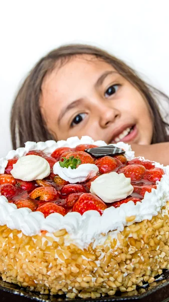 Młoda dziewczyna niecierpliwie czeka na ciasto. — Zdjęcie stockowe