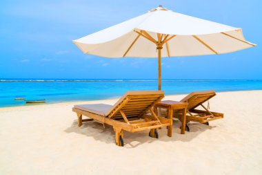 Tropikal bir plajda daybed.