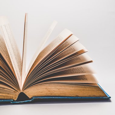 Beyaz arka plan üzerine açık ve eski bir kitap