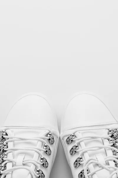 Zapatos tachonados blancos de mujer —  Fotos de Stock
