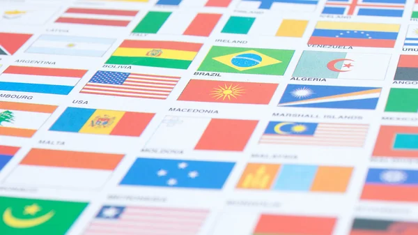 Různé státní vlajky na vytištěné stránce náplň rámu — Stock fotografie