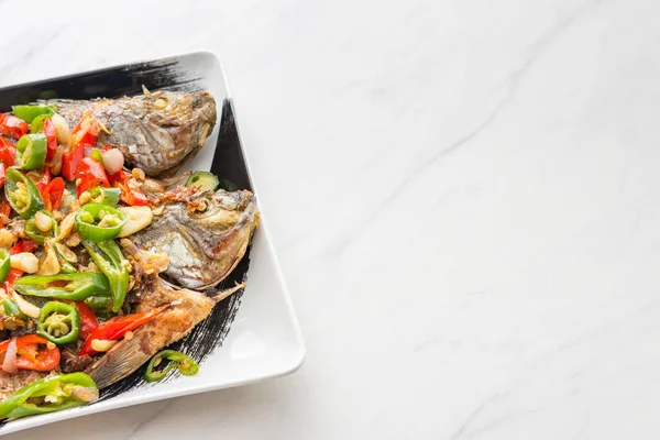 Grillet Hel Fisk Med Krydret Salatdressing Asiatisk Kjøkken Matlaging Kopirom royaltyfrie gratis stockfoto