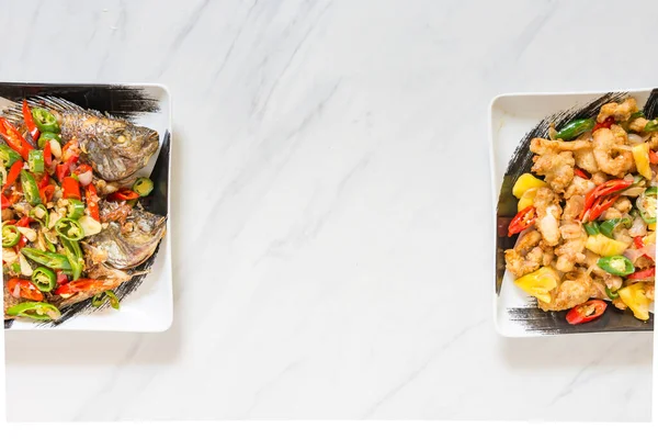 Grillet Hel Fisk Med Krydret Salatdressing Fritert Kalamari Asiatisk Kjøkken stockfoto