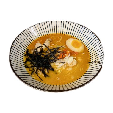 Kaynamış yumurtalı Japon ramen çorbası, Norveç yosunu ve beyaz tencereye izole edilmiş çizgili tavuk..