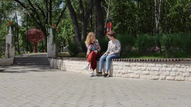 Chicas hablando en el parque — Vídeos de Stock