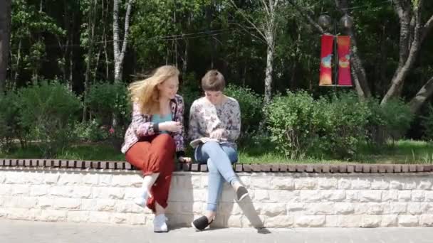 Meninas lendo um livro no parque — Vídeo de Stock