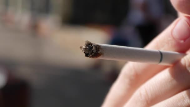 Mujer fumando un cigarrillo — Vídeos de Stock