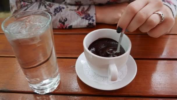 Chocolate caliente con agua — Vídeo de stock