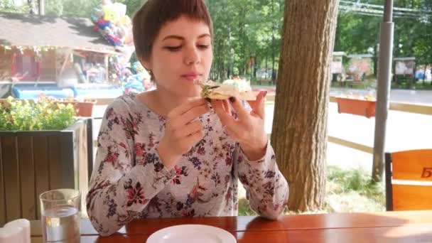 Chica comiendo pizza en el parque — Vídeos de Stock