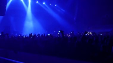 Sanatçılar konserde gösteri yapıyorlar.