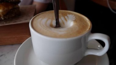 Kişi kahve kıpırdanırken