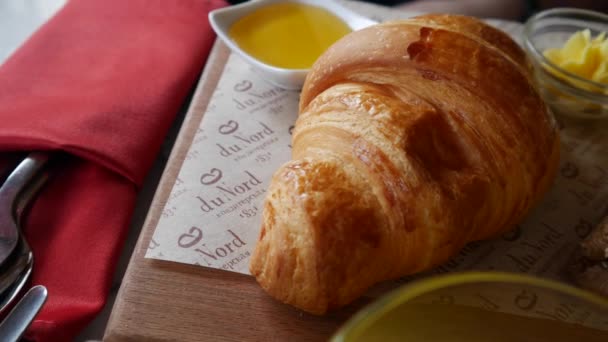 Un desayuno temprano en el café — Vídeos de Stock