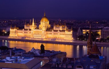 Budapeşte. Meclis. Akşam.