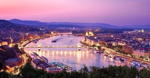 Вид на вечерний Будапешт — стоковое фото