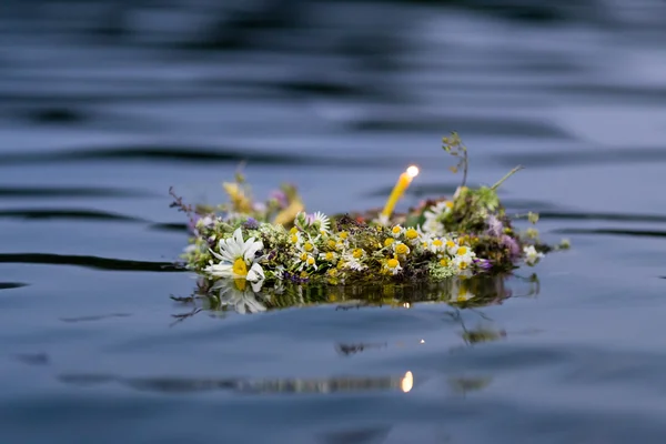 Nehir çelenk. Yaz ortası Festivali.
