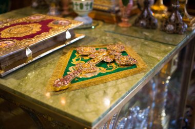 Manastır sunak üzerinde çapraz