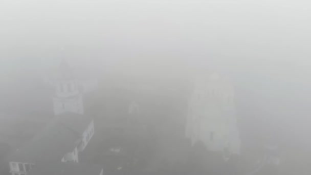 Vuelo Matutino Niebla Sobre Monasterio Ortodoxo Video Blanco Negro Hermosa — Vídeos de Stock