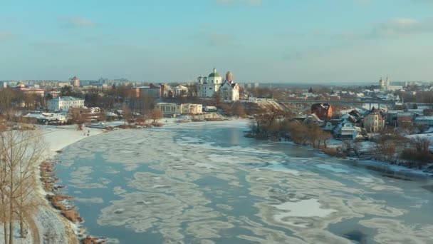 Mooie Wintervlucht Stad Bovenaanzicht Bevroren Rivier Ijs Huizen Kerken Sneeuw — Stockvideo