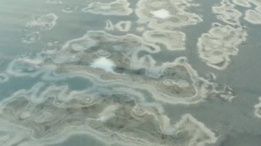 Öğleden sonra donmuş bir nehir, göl ve okyanus üzerinde güzel bir uçuş. Buz her yerde. Buzda kar.