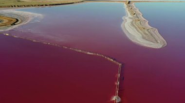 Tuzlu, pembe gölün güzel üst manzarası. Güzel pembe gün doğumu.