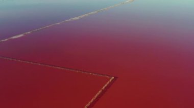 Tuzlu, pembe gölün güzel üst manzarası. Güzel pembe gün doğumu.
