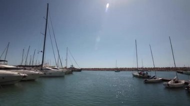Yatlar Herzliya 'da demirli. Yatlar için demirleme yeri. Yatlar dalgalarda sallanıyor..