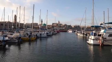 Acre 'deki deniz manzarası çok güzel. Yatlar için demirleme yeri. Yatlar dalgalarda sallanıyor..