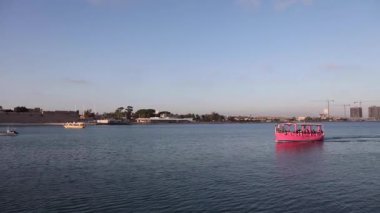 İsrail 'in Acre şehrinde pembe bir zevk gemisi Akdeniz' den geçiyor..