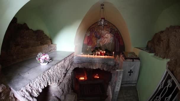 Uvnitř Jeskyně Tabitha Svíčky Hoří Modlitba — Stock video
