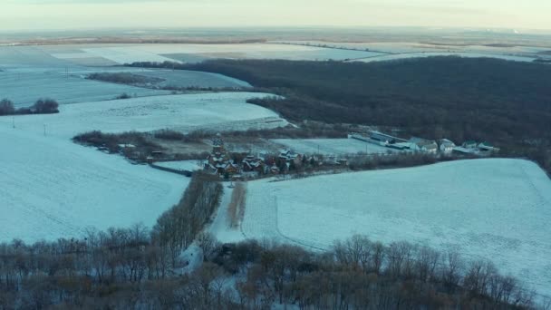 Krásný Let Zimě Nad Lesem Zasněžená Pole Krásný Dřevěný Kostel — Stock video