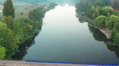 Güzel bir sabah, nehrin üzerinden yaz uçuşu. Sis, köprü, ağaçlar.