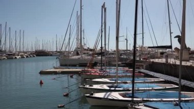 Yatlar Herzliya 'da demirli. Yatlar için demirleme yeri. Yatlar dalgalarda sallanıyor..