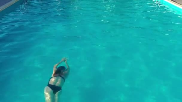 Mujer Nada Una Hermosa Piscina Vista Desde Arriba — Vídeos de Stock