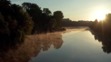 Güzel bir sabah, nehrin üzerinden yaz uçuşu. Sis, ağaçlar.