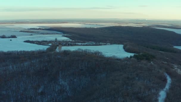 Belo Voo Inverno Sobre Floresta Campos Nevados Uma Bela Igreja — Vídeo de Stock