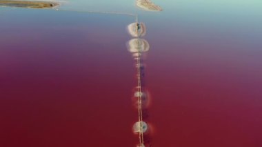 Tuzlu, pembe gölün güzel üst manzarası. Güzel pembe gün doğumu.