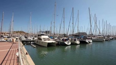 Yatlar Herzliya 'da demirli. Yatlar için demirleme yeri. Yatlar dalgalarda sallanıyor..