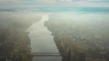 Güzel bir sabah, nehrin üzerinden yaz uçuşu. Şafakta, sislerin içinde, nehrin üzerindeki köprü..