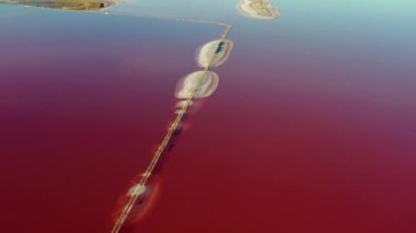 Tuzlu, pembe gölün güzel üst manzarası. Güzel pembe gün doğumu.